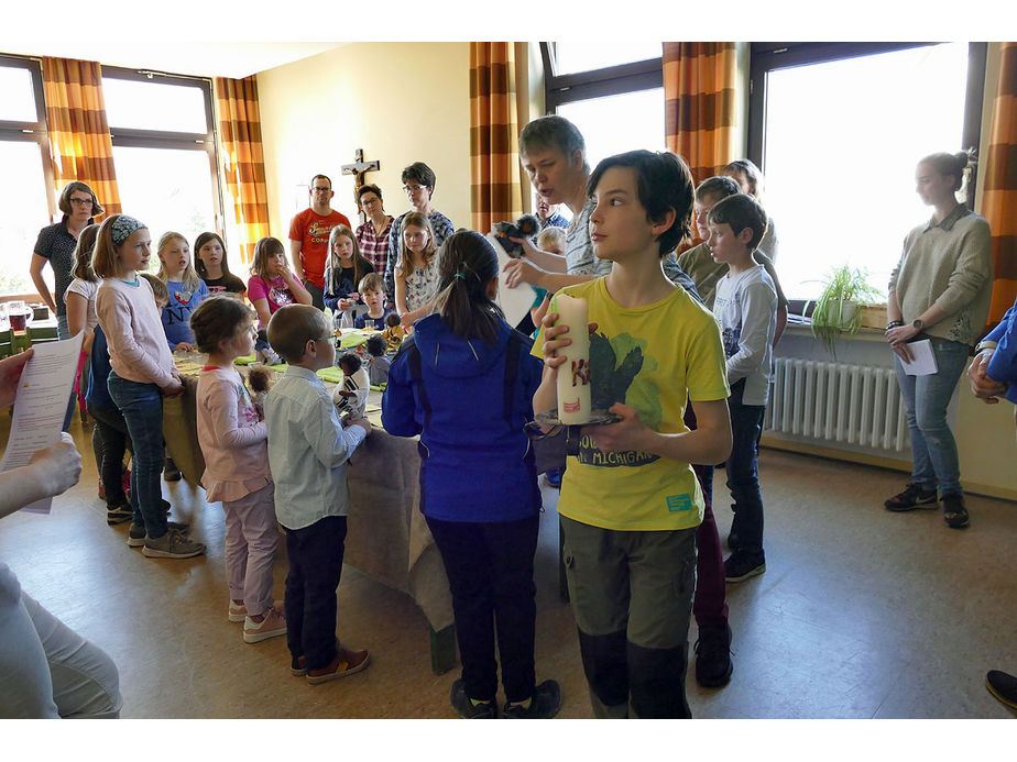 Kinderkarfreitagsliturgie im Gemeindezentrum (Foto: Karl-Franz Thiede)